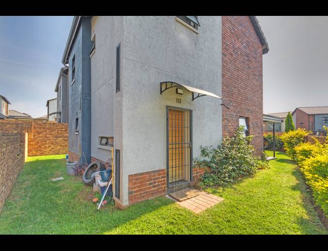 3 BEDROOM HOUSE FOR SALE IN COSMO CITY